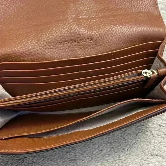 Michael Kors wallet - Picture 3 of 6